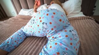 Nyitott ajtónál pornót nézve csábítja a nevelő apját a pici kurva lánya