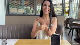 Eva durván élvez a nyilvános étteremben a lovense ferri távirányítós műfasszal
