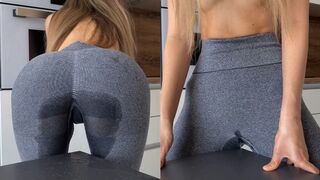 Tini csaj vadul dörzsöli magát az asztalhoz, amíg a leggingse telis-tele spriccel