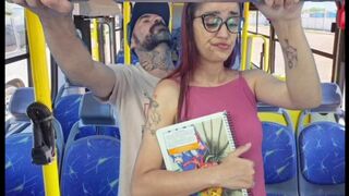 Tini kis csajt megbassza egy idegen a nyilvános buszban