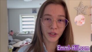 Kinti spriccelés! 18 éves vékony tini keféli méretes punciját a szabadban, amíg el nem élvez