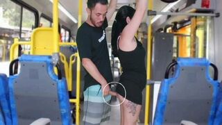 Öreg hapsi dörzsöli és kiveri a barnára a buszon, amíg el nem élvez