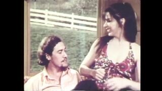 John Holmes nyalja a spiné lucskos punáját a retro pornóban