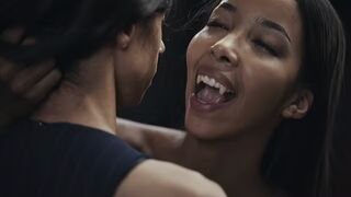 Ebony Vampire Mistress Lia Lin elcsábít egy kolumbiai hatalmas didkós tini pinát a Vampired kemény domina játékában