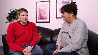 Vörös hajú milf méretes mellekkel cidázza a farkat és hagyja hogy rendesen megdugják