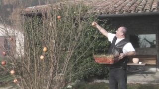 Bombázó világos szőke tini amatőr popóba dugva és szájba spriccelve méretes farasszal