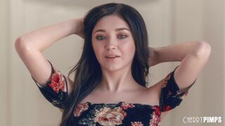 Tini Luna Imádja a Golyók Nyalogatását és a Szopást, Mielőtt Lovagolna a Cherry Pimps Stúdióban