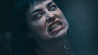Bombázó Kék Hajú Punk Picsa Átváltozása - Jewelz Blu a Parasited Csatornán Vadul Mag Numb-bal