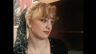 Világos Szőke nagymellű csajok szőrös kisasszonyt szopnak nagy farokkal retro jelenetben